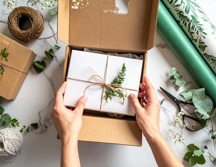 Firefly_Symbolfoto-_Versandkarton_mit_Logo_glueckliche_Kundin_beim_Auspacken