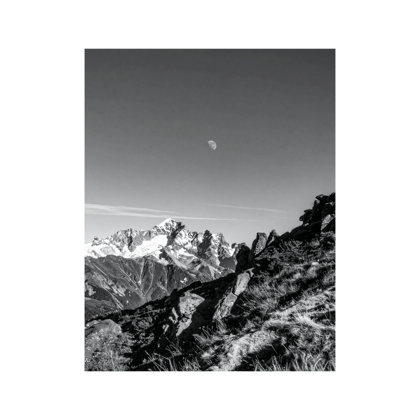 Wandbild Mond über den Alpen Schwarz Weiss