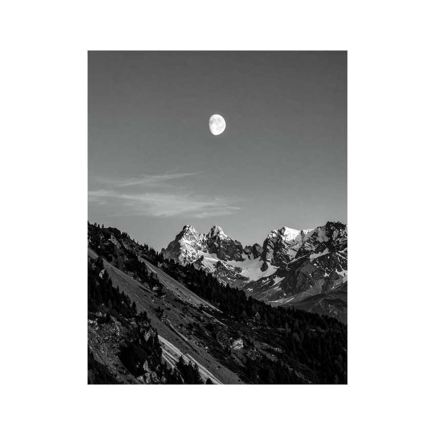 Wandbild Mond über den Alpen Schwarz Weiss 2