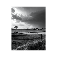 Wandbild Regen über Feldern Schwarz Weiss 2