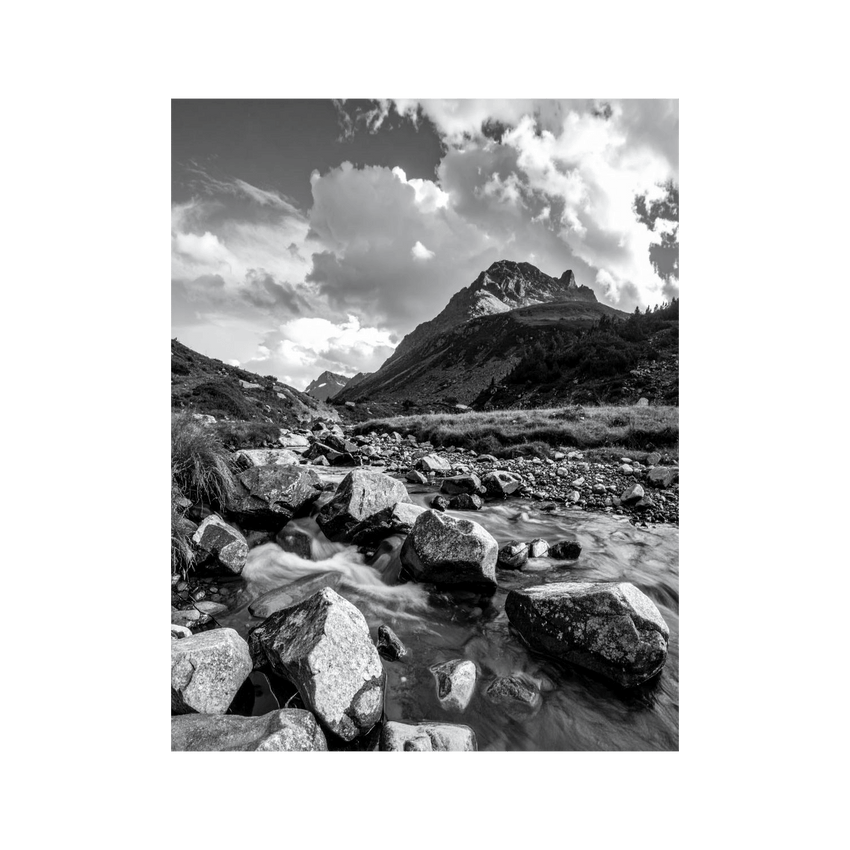 Wandbild Bergsee mit Steinen Schwarz Weiss